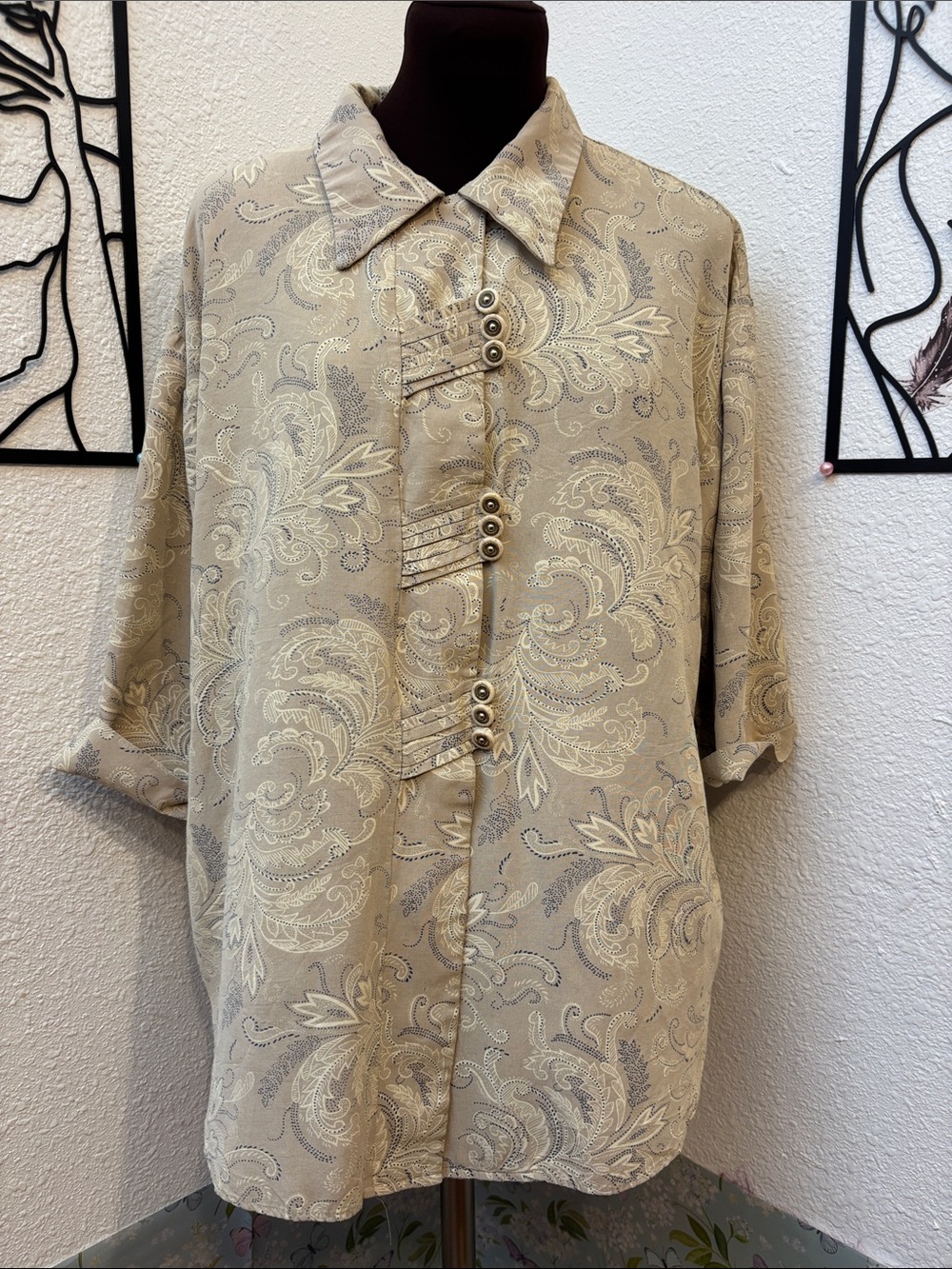 Vintage 1990’s cream & blue paisley floral button-front blouse. Size 1X.